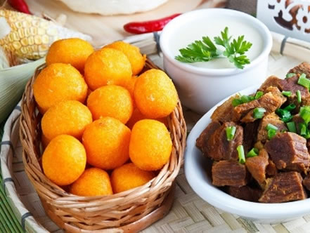 Bolinho de Angu com Queijo