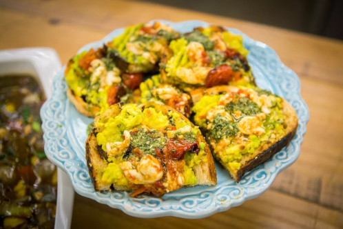 Bruschetta com abacate, tomate e muçarela