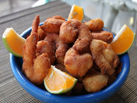 Camarão à milanesa com queijo