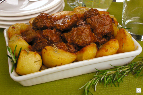 Carne de panela com batatas douradas