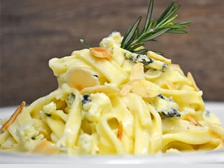 Fettuccine ao gorgonzola e amêndoas do Boston Bakery