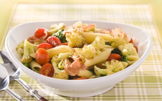 Penne com couve-flor grelhada, tomate-cereja, presunto cru e rúcula