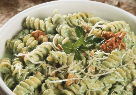 Salada de macarrão ao pesto cremoso