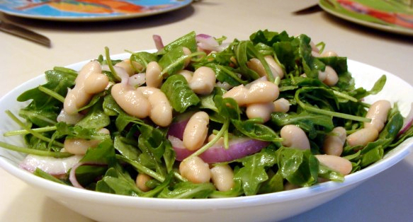 Salada de rúcula com feijão branco