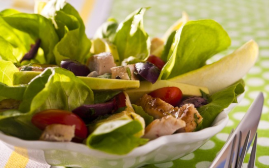 Salada de frango com abacate e azeitona picante