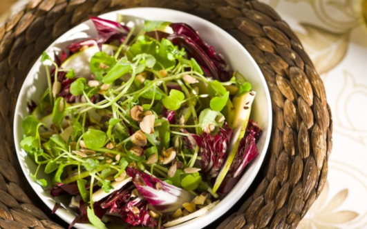 Salada verde com peras e cobertura crocante