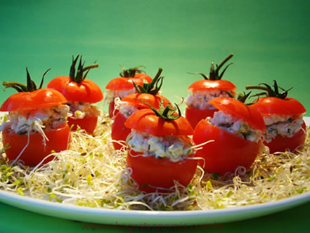 Tomatinhos Cocktail recheados com pasta de Alho e broto de Alfafa